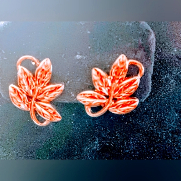 Vintage Givichy Gold tone Clip on leaf design pattern Earrings - Picture 7 of 8